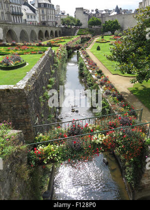 Vannes: 'Giardino del Château de l'Hermine' adiacente alle mura della città vecchia Foto Stock