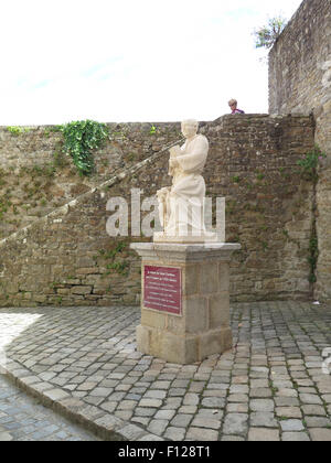 Vannes: Statua di St Emillion (nato in città nel VIII secolo) Foto Stock