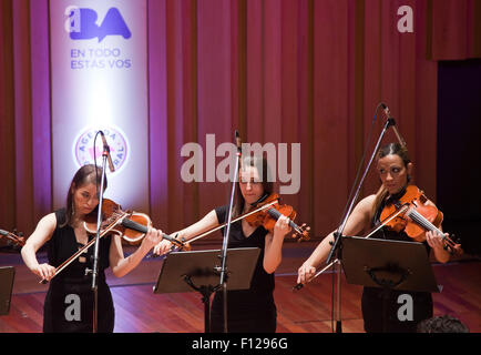 Buenos Aires International Festival di Tango e world cup Argentina. donna violinista performing live Foto Stock