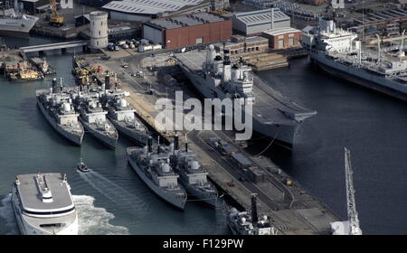 AJAXNETPHOTO. - 24 agosto, 2011. PORTSMOUTH, Inghilterra. - (L-R) navi da guerra di cui UP - ROYAL NAVY TIPO 43 cacciatorpediniere classe invincibile portaerei e RFA flotta petroliera di supporto prevista nella base navale di attesa di smaltimento. Foto:JONATHAN EASTLAND/AJAX REF:D2X110209 1554 Foto Stock