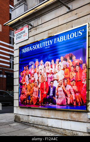 Abbà-solutely favoloso' review poster sulla parete di Catherine Street per il musical at Novello Theatre nel West End di Londra Foto Stock