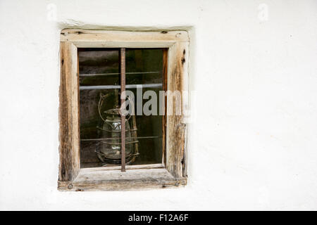 Vecchio weathered vedova di una tradizionale casa di campagna Foto Stock