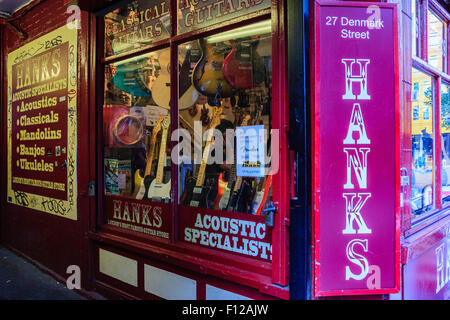 Chitarre e strumenti nella finestra di specialista di Hanks music shop sulla Danimarca Street, Soho, Londra aka Tin Pan Alley Foto Stock