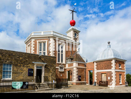 Il Royal Observatory (Flamsteed House) Greenwich, con il rosso della sfera di tempo sul tetto, London, England, Regno Unito Foto Stock