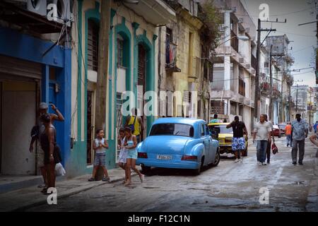 Strada residenziale scena sulla periferia della città dopo la pioggia, l'Avana, Cuba. Foto Stock