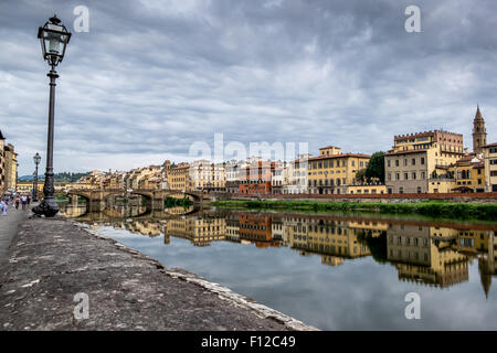 Vista del fiume lungo il fiume Arno guardando verso il Ponte Vecchio, Firenze Italia Foto Stock