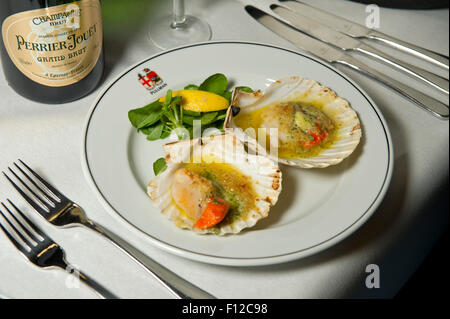 Devon capesante, aglio e vino bianco servito sulla prima di Great Western Pullman carrozza ristorante. Foto Stock