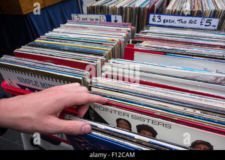 Navigando attraverso la seconda mano dischi in vinile nella storica zona di Grassmarket di Edimburgo, Scozia, Regno Unito Foto Stock