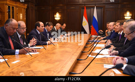 Mosca Mosca, Federazione russa. 25 Ago, 2015. Il Presidente egiziano Abdel Fattah al-Sis parla con la Duma russa speaker Sergey Naryshkin, durante un incontro presso la Duma di Stato, la camera bassa del Parlamento, a Mosca, in Russia, il 25 agosto, 2015 © Il presidente Egiziano Ufficio APA/images/ZUMA filo/Alamy Live News Foto Stock