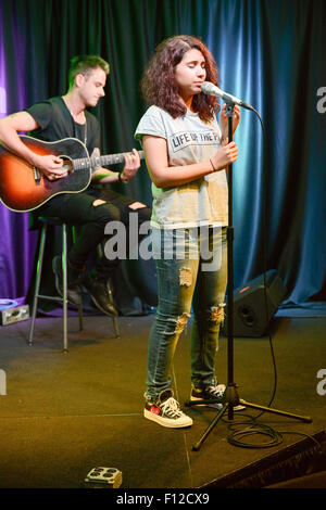 Bala Cynwyd, Pennsylvania, USA. 25 Ago, 2015. Il cantante canadese, ALESSIA CARA, fermato da Q102 fm in Bala Cynwyd per eseguire il suo colpo singolo"qui' di fronte a un pubblico dal vivo nel Q102 prestazioni credito teatro: Ricky Fitchett/ZUMA filo/Alamy Live News Foto Stock