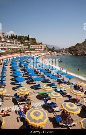 Ombrelloni gialli e blu sulla spiaggia di Taormina, Sicilia, Italia Foto Stock