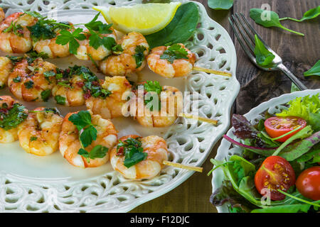 Gamberoni su spiedini guarnita con il limone Foto Stock