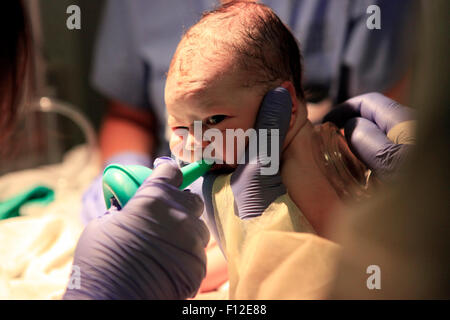 Per i primi minuti di vita del neonato ragazza Foto Stock