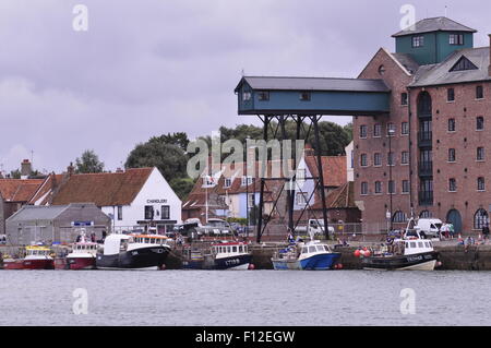 Barche da pesca nel porto di pozzetti-next-il-Mare del Nord di Norfolk, Inghilterra Foto Stock