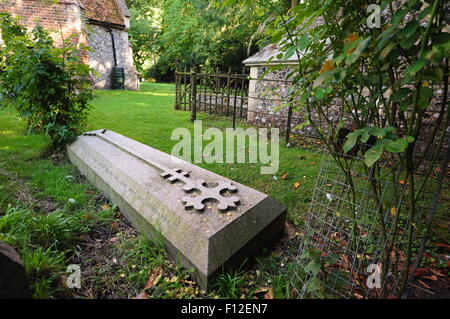 Tomba del poeta e scrittore Edward Fitzgerald nel Boulge Suffolk REGNO UNITO Foto Stock