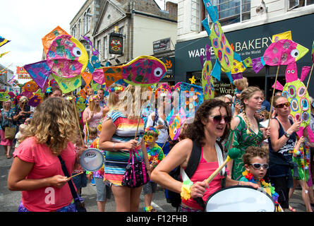 Famiglie locali marciare insieme in parata durante l annuale Giornata Mazey celebrazioni a Penzance, Cornwall, Regno Unito Foto Stock