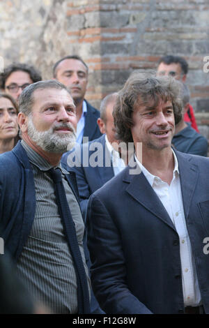 Pompei, Italia. 24 Ago, 2015. Presso il sito archeologico di Pompei ha concluso il restauro dell'affresco di Adone ferito durante la presentazione di Alberto Angela il libro "tre giorni di Pompei". Essi hanno consentito il restauro del dipinto, belle e rare megalography IV stile raffigurante Adone muore tra le braccia di Afrodite. Il restauro degli affreschi e della durata di tre mesi, costo circa 20 mila euro, ha interessato l'intera parete dipinta collocata nel piccolo giardino della casa. © Salvatore Esposito/Pacific Press/Alamy Live News Foto Stock