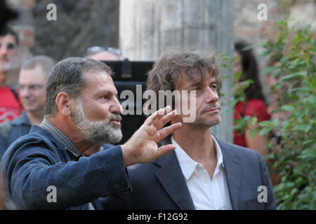 Pompei, Italia. 24 Ago, 2015. Presso il sito archeologico di Pompei ha concluso il restauro dell'affresco di Adone ferito durante la presentazione di Alberto Angela il libro "tre giorni di Pompei". Essi hanno consentito il restauro del dipinto, belle e rare megalography IV stile raffigurante Adone muore tra le braccia di Afrodite. Il restauro degli affreschi e della durata di tre mesi, costo circa 20 mila euro, ha interessato l'intera parete dipinta collocata nel piccolo giardino della casa. © Salvatore Esposito/Pacific Press/Alamy Live News Foto Stock