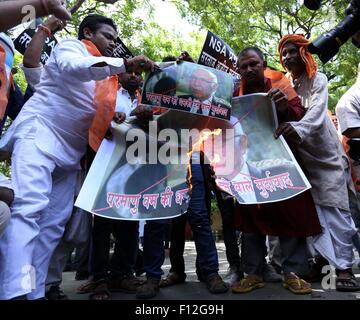 New Delhi, India. 25 Ago, 2013. Sena indù manifestanti masterizzare i manifesti di Sartaj Aziz per lui sta provocando una minaccia di usare la bomba atomica su India a Jantar Mantar. © Hemant Rawat/Pacific Press/Alamy Live News Foto Stock