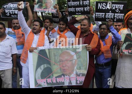 New Delhi, India. 25 Ago, 2015. Sena indù manifestanti masterizzare i manifesti di Sartaj Aziz per lui sta provocando una minaccia di usare la bomba atomica su India a Jantar Mantar. © Hemant Rawat/Pacific Press/Alamy Live News Foto Stock