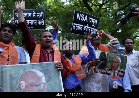 New Delhi, India. 25 Ago, 2013. Sena indù manifestanti masterizzare i manifesti di Sartaj Aziz per lui sta provocando una minaccia di usare la bomba atomica su India a Jantar Mantar. © Hemant Rawat/Pacific Press/Alamy Live News Foto Stock