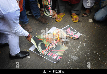 New Delhi, India. 25 Ago, 2015. Attivista di Sena indù condurre una protesta e masterizzare effige contro Sartaj Aziz il Pakistan la sicurezza nazionale e gli affari esteri consigliere per incombe la minaccia di utilizzo di una bomba atomica in Jantar Mantar. © Wasim Sarvar/Pacific Press/Alamy Live News Foto Stock