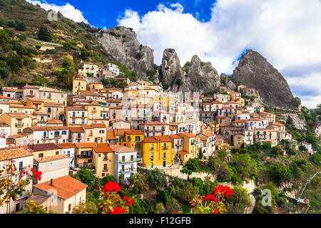 Impressionante borgo nelle montagne rocciose Castelmezzano. Regione Basilicata, Italia Foto Stock