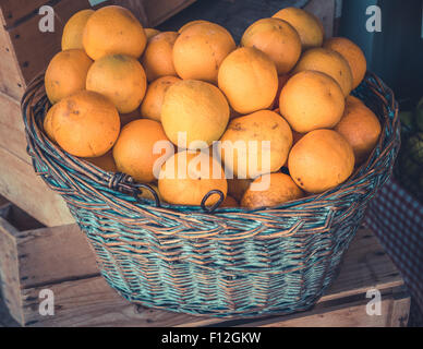 Cesto rustico di arance organico a una salute negozio di alimentari Foto Stock