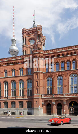 Il Rotes Rathaus e la torre della televisione di Berlino, Germania