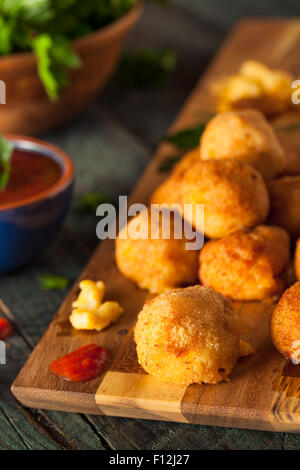 Mac fritti e morsi di formaggio con salsa di immersione Foto Stock