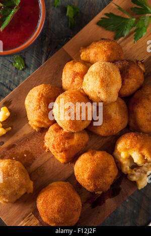 Mac fritti e morsi di formaggio con salsa di immersione Foto Stock