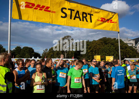 Copenhagen, Danimarca, Agosto 25th, 2015. Guide di scorrimento in DHL Rally relè di Copenhagen sono pronti per il segnale di partenza. Alcuni 115000 partecipa a livello nazionale e in Copenhagen 25000 in corre dal lunedì al venerdì Credito: OJPHOTOS/Alamy Live News Foto Stock