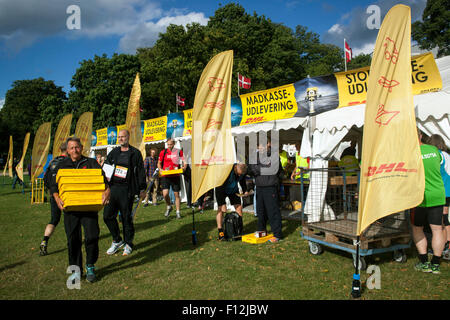 Copenhagen, Danimarca, Agosto 25th, 2015. I partecipanti nel relè di DHL è un Rally ritrova il loro pranzo al sacco. Credito: OJPHOTOS/Alamy Live News Foto Stock