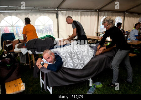 Copenhagen, Danimarca, Agosto 25th, 2015. Runner dall istituto finanziario, Nykredit, hanno completato la loro corsa in DHL Rally relè a Copenaghen e ora ricevono guarigione massaggio ad allentare prima della cena e festa. Credito: OJPHOTOS/Alamy Live News Foto Stock