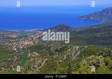 Vista panoramica a Poulithra' s village e costa, una rinomata località di mare di Leonidio città nella regione di Arcadia, Peloponneso, Grecia Foto Stock