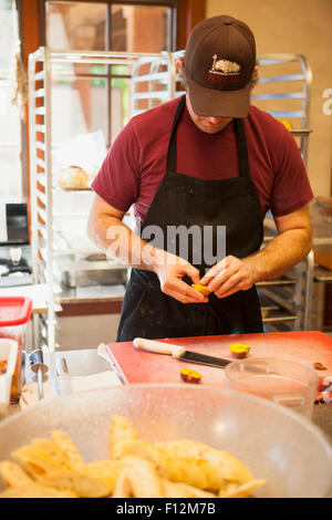 Lo chef prepara peach dessert per una cena speciale, i membri' Cena presso Roblar Cantina Santa Ynez Valley, California Foto Stock