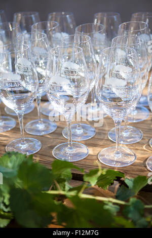 Bicchieri di vino sono stabiliti per i membri di un' Cena presso Roblar Cantina Santa Ynez Valley, California Foto Stock