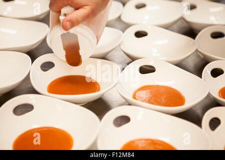 Chefs preparare gazpacho per una cena speciale, i membri' Cena presso Roblar Cantina Santa Ynez Valley, California Foto Stock