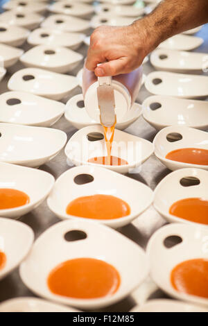 Chefs preparare gazpacho per una cena speciale, i membri' Cena presso Roblar Cantina Santa Ynez Valley, California Foto Stock