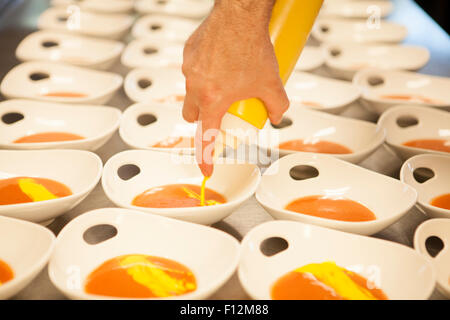 Chefs preparare gazpacho per una cena speciale, i membri' Cena presso Roblar Cantina Santa Ynez Valley, California Foto Stock