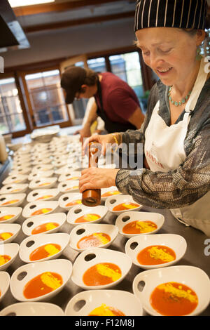 Chefs preparare gazpacho per una cena speciale, i membri' Cena presso Roblar Cantina Santa Ynez Valley, California Foto Stock