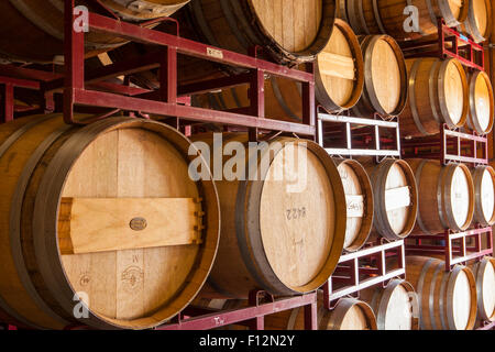 Botti da vino età in camera granaio, Roblar Cantina Santa Ynez Valley, California Foto Stock