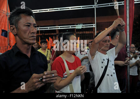 Ampang, KL, Malaysia. 26 Ago, 2015. Adoratori offrono la preghiera durante il ''Affamato fantasma'' all'interno del festival a Kuala Lumpur il 25 agosto 2015. Credito: ZUMA Press, Inc./Alamy Live News Foto Stock