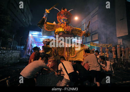 Ampang, KL, Malaysia. 26 Ago, 2015. Adoratori porta una carta statua della divinità cinese noto come ''Da Shi Ye " o " Dio custode di fantasmi'' durante il ''Affamato fantasma'' all'interno del festival a Kuala Lumpur il 25 agosto 2015. Credito: ZUMA Press, Inc./Alamy Live News Foto Stock