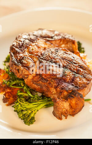 Nervatura alla griglia-eye bistecca con patate arrosto, aglio confit e avocado chimichurri, ristorante Ember, Arroyo Grande, California Foto Stock