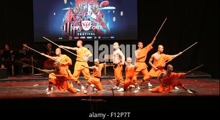 Despotovac, Serbia. 25 Ago, 2015. Il cinese Shaolin Monks eseguire all'apertura del festival del Cavalierato "appena fuori' nel monastero di Manasija, vicino alla città di Despotovac, Serbia, su agosto 25, 2015. Il festival è aperto martedì notte e raccolto partecipanti da 12 paesi e regioni. Credito: Nemanja Cabric/Xinhua/Alamy Live News Foto Stock