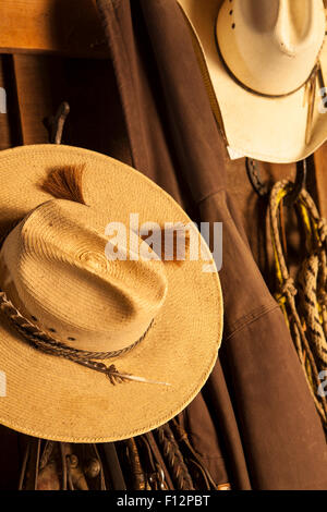 Stetson cappelli di paglia appesi in bulletta granaio, Alisal Guest Ranch, Solvang, California Foto Stock