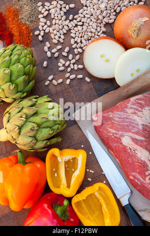 Santa Maria barbecue in stile ingredienti: tri-tip steak, cipolle, peperoni, i carciofi, i fagioli pinto e condimenti a secco Foto Stock