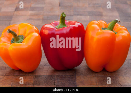 Organici di rosso e arancio i peperoni Foto Stock