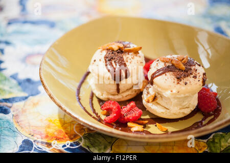 Gli amaretti e il baccello di vaniglia gelato con canditi di mandorle, lamponi, banana caramello e salsa al cioccolato, Bella Vista ristorante, Foto Stock